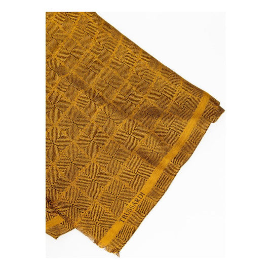 Elegant Yellow Scarf for the Discerning Gentleman