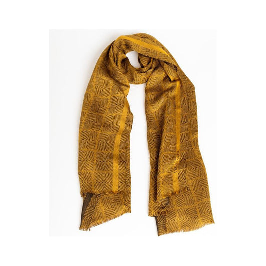 Elegant Yellow Scarf for the Discerning Gentleman